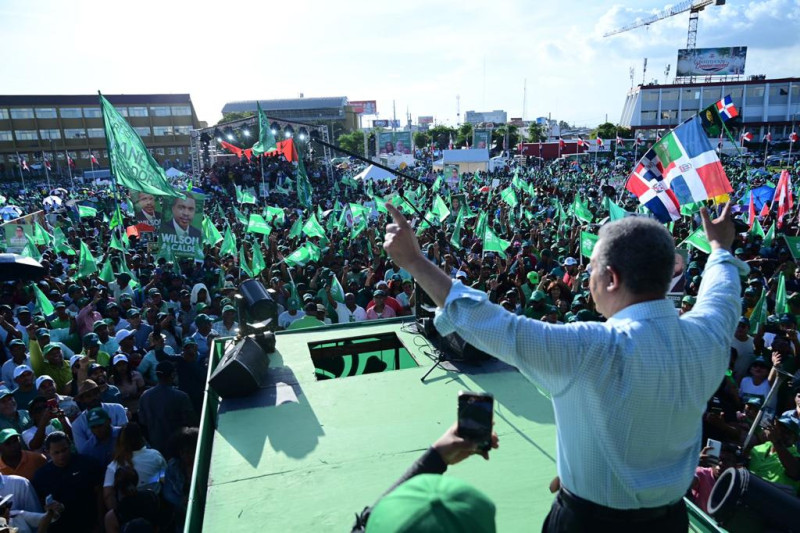 El expresidente y candidato presidencial por la Fuerza del Pueblo, Leonel Fernandez, reunió a sus simpatizantes en la Plaza de la Bandera, para celebrar sus dos millones de inscritos en el partido.