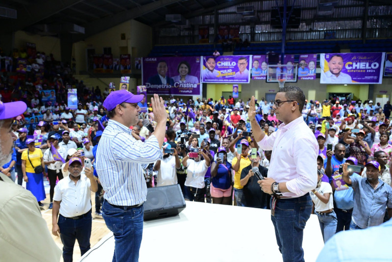El candidato presidencial por el PLD, Abel Martínez, juramento a varios dirigentes de su organización