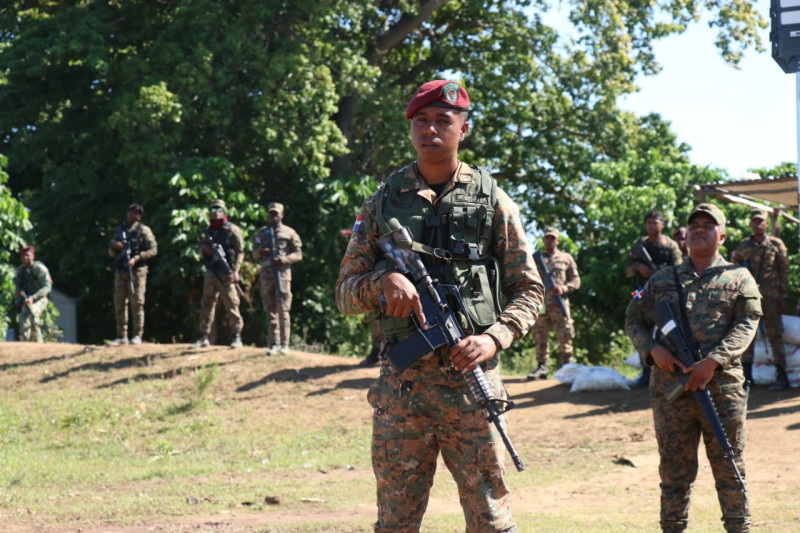 Soldados del Ejército y de adscritos al Cuerpo Especializado en Seguridad Fronteriza Terrestre (Cesfront) vigilan atentos, desde territorio dominicano, el área donde se construye el canal.