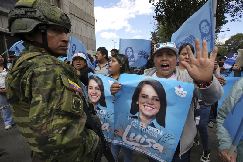Partidarios de la candidata Luisa González, que presento una demanda por amenaza de muerte, se reúnen frente a la oficina del Fiscal General.