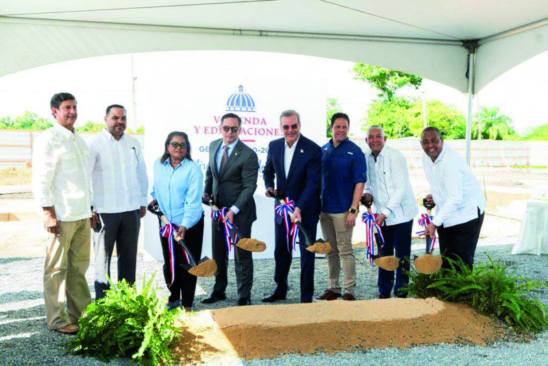 El presidente Luis Abinader, junto a varios funcionarios, inicia ciudad Judicia SDOl.