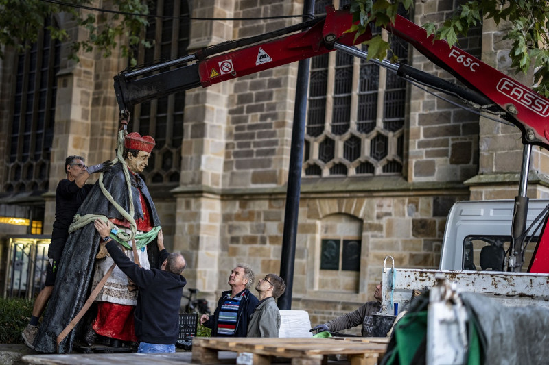 La escultura del cardenal de Essen Franz Hengsbach se ve alzada por una grúa ante la catedral de Essen durante el proceso de retirarla y cargarla en un camión en Essen, Alemania, ayer.