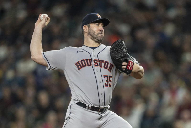 El abridor de los Astros de Houston Justin Verlander lanza en la sexta entrada del encuentro ante los Marineros de Seattle.