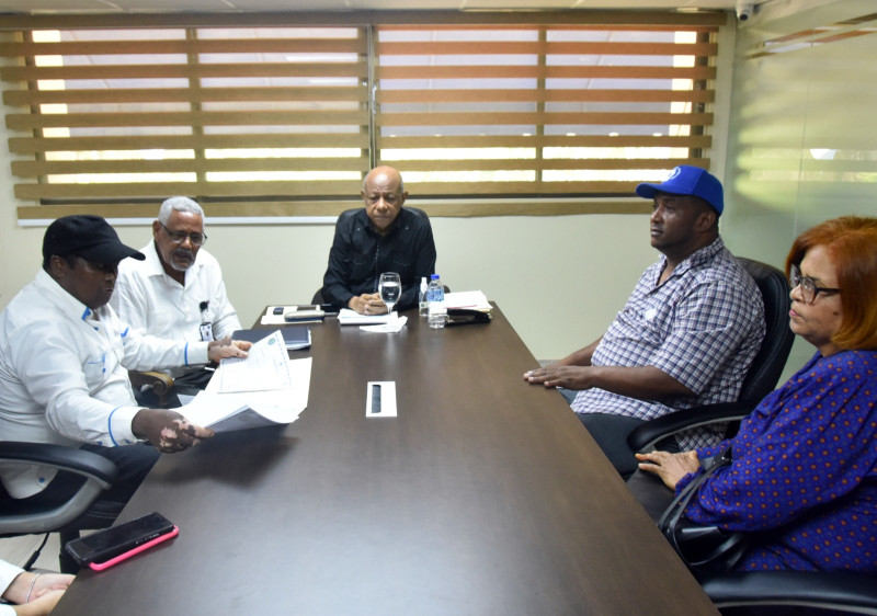 Encuentro con una representación de Tamayo con el director del Instituto Agrario Dominicano IAD