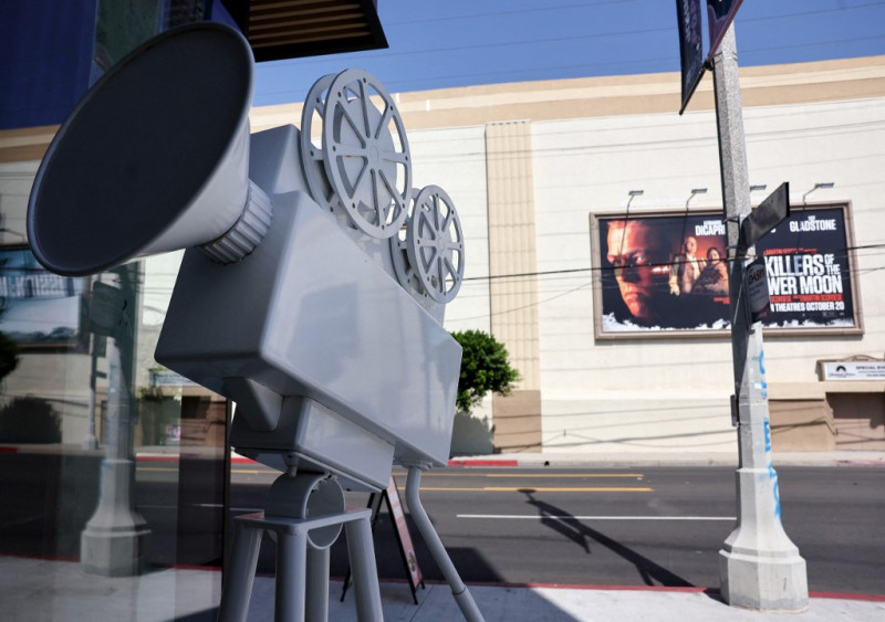 Una exhibición muestra equipos cinematográficos antiguos cerca de Paramount Studios el 25 de septiembre de 2023 en Los Ángeles, California.