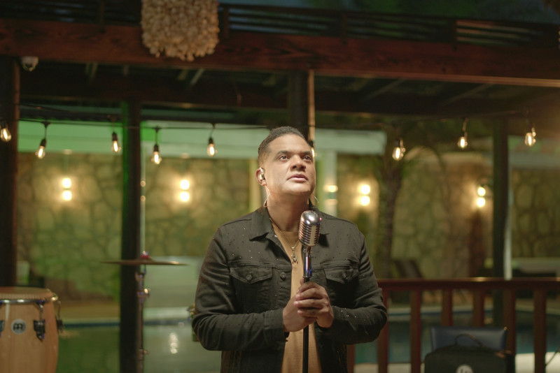 Alex Matos en el videoclip de "Abrázame muy fuerte"