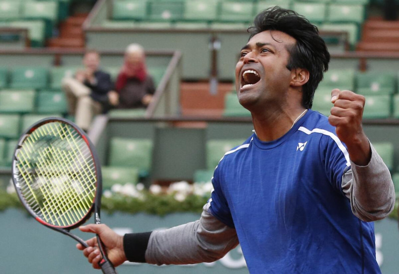 En esta foto del 3 de junio de 2016, el indio Leander Paes celebra durante el partido junto a Martina Hingis en la final de dobles mixtos del Abierto de Francia.