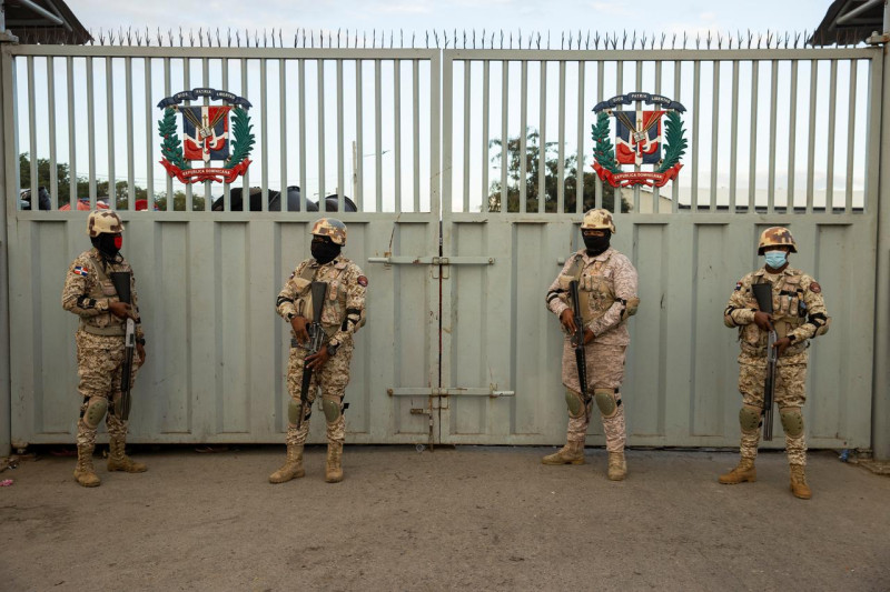 Soldados vigilan la puerta fronteriza por Dajabón.