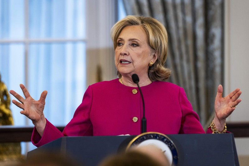 Hillary Clinton habla antes de la presentación de su retrato oficial en el Departamento de Estado en Washington, DC, este 26 de septiembre de 2023.
