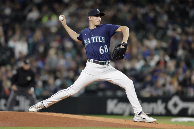 George Kirby, abridor de los Marineros de Seattle, lanza en el juego ante los Astros de Houston.