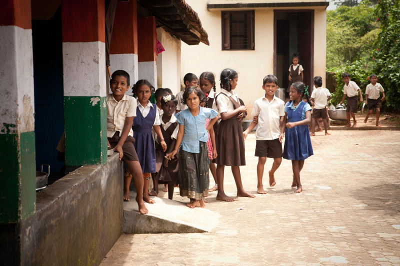 Fotografía ilustrativa de niños de la india en escuela.