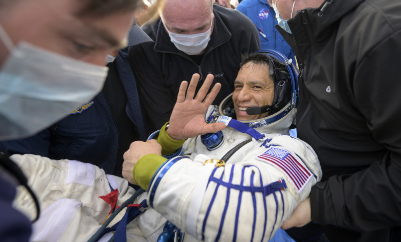 El astronauta de la NASA Frank Rubio recibe ayuda para salir de la nave espacial Soyuz MS-23
