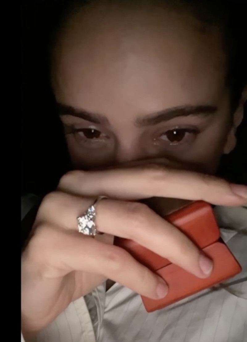 Rosalía ahora usa su anillo de arete