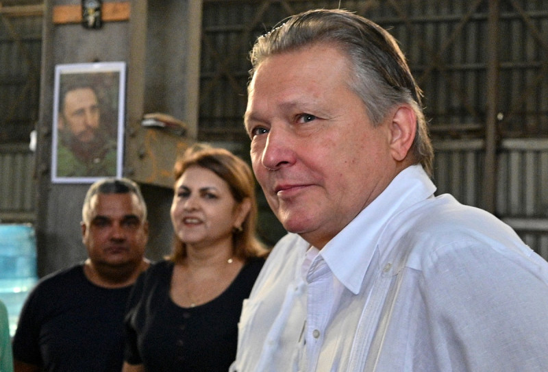 El embajador de Rusia en Cuba, Viktor Koronelli, hace un gesto durante un evento de donación de aceite de girasol en un almacén en La Habana, el 27 de septiembre de 2023.