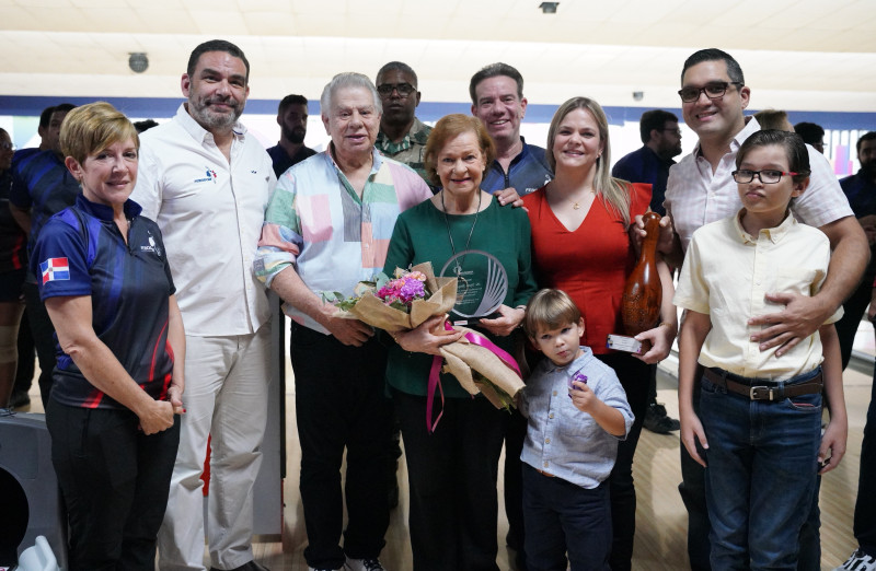 Ginny Mejía recibe una placa, un pin y un ramo de flores, de parte de Rolando Sebelén, Rolly Sebelén, Pily Báez, Francis Soto, Virginia Bello, entre otros.