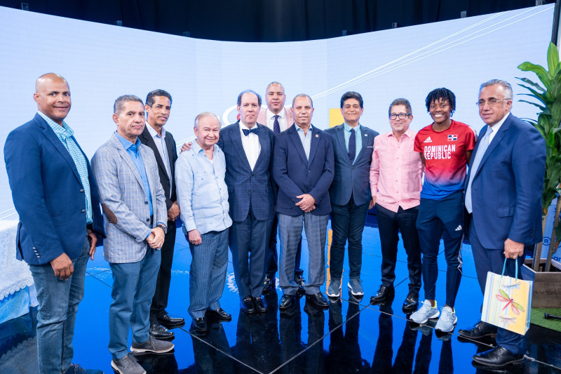 Atletas, cronistas, dirigentes y directivos en el anuncio de la transmisión de los Juegos Panamericanos.