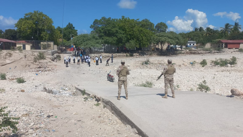 Soldados dominicanos impiden el paso de los evangélicos haitianos