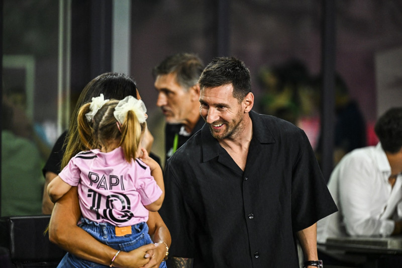 El delantero argentino #10 de Inter Miami, Lionel Messi, mira antes del partido de fútbol final de la Copa Abierta de EE.UU. 2023 entre Inter Miami CF y Houston Dynamo FC en el estadio DRV PNK en Fort Lauderdale, Florida.