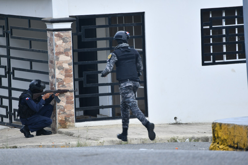 Agentes especiales de la Policía Nacional vigilan las calles de San Francisco de Macorís.