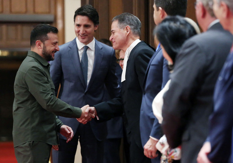 Justin Trudeau (centro), durante el saludo de Anthony Rota y Volodimir Zelenski, durante una ceremonia en la Colina del Parlamento.