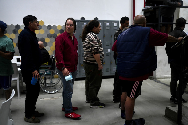 Jonatan, de 26 años, espera en fila a recibir una merienda en la tarde en el Centro de Inclusión Social “Bepo Ghezzi”, en el barrio Parque Patricios de Buenos Aires, el jueves 21 de septiembre de 2023.