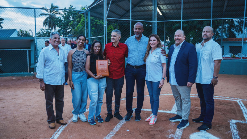 Edwin Rodríguez recibe su reconocimiento junto a familiares, Carolina Mejía y directivos de la Liga de la Farandula.