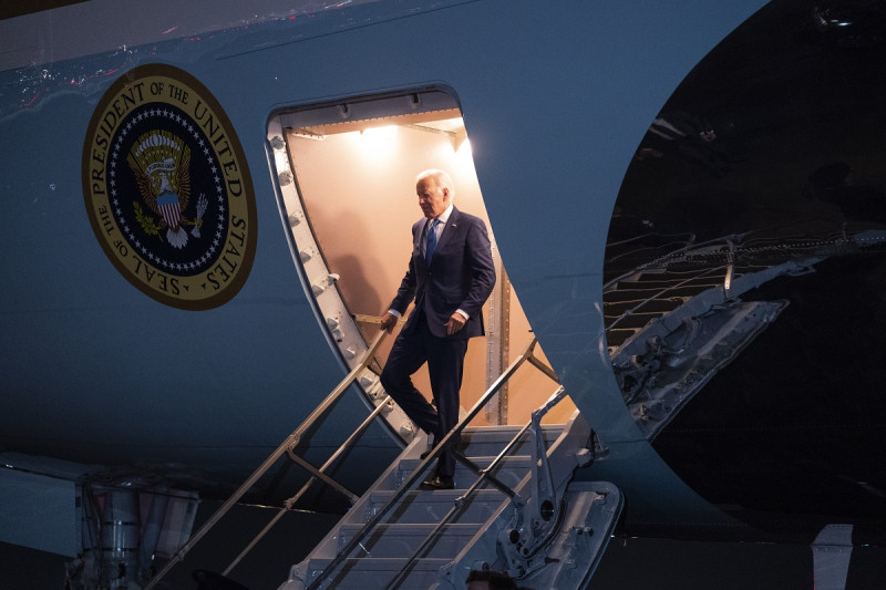 El presidente estadounidense Joe Biden llega al Aeropuerto Internacional Sky Harbor de Phoenix, el miércoles 27 de septiembre de 2023.