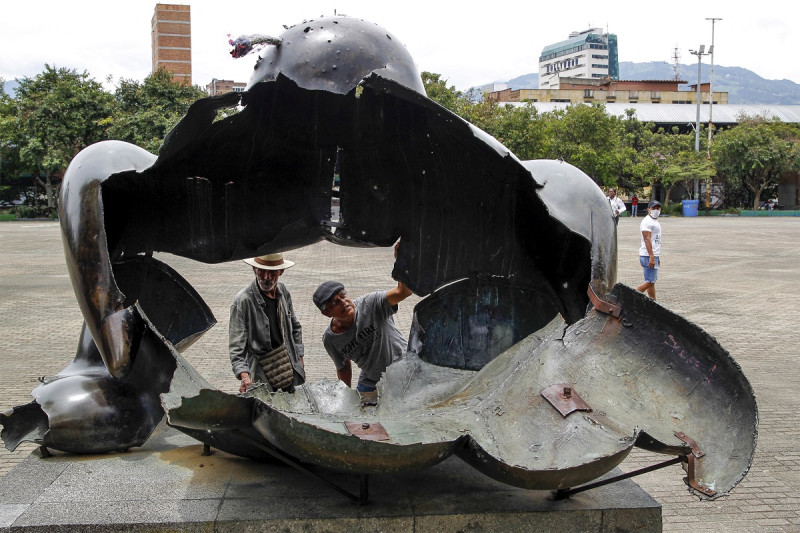 Varias personas observan la icónica escultura “Paloma de la Paz”, destruida por una bomba el 10 de junio de 1995, en una plaza de Medellín, el 27 de septiembre de 2023.