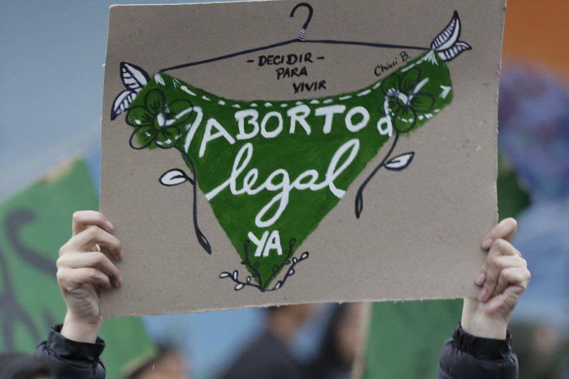 Una mujer con un cartel en defensa del aborto legal en una protesta por el Día Internacional del Aborto Seguro en Quito, Ecuador, el jueves 28 de septiembre de 2023.