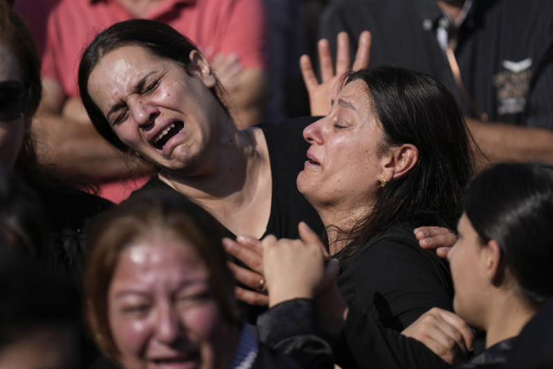 Mujeres iraquíes reaccionan durante un funeral por las víctimas de un incendio mortal en un salón de bodas