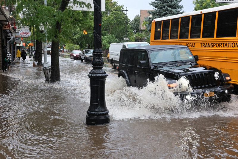 Los automóviles circulan por una calle inundada en Church Avenue en medio de una tormenta costera el 29 de septiembre de 2023 en el vecindario Flatbush del distrito de Brooklyn, Nueva York.