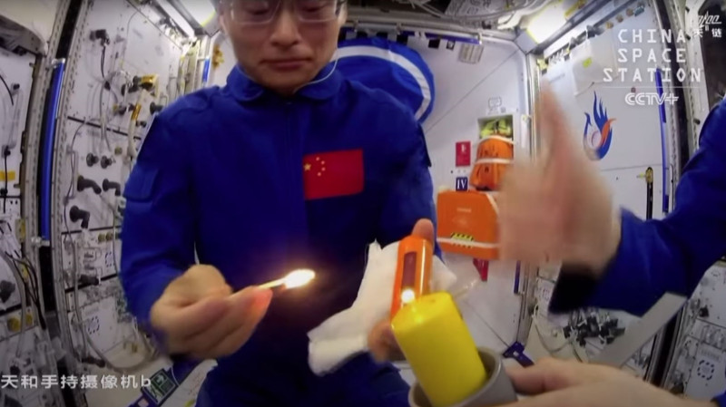 Experimento con llamas abiertas en la estación espacial china