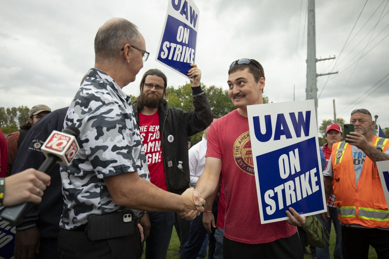 El presidente de United Auto Workers, Shawn Fain, saluda a los miembros del UAW en su huelga en la planta de ensamblaje Delta de General Motors Lansing el 29 de septiembre de 2023 en Lansing, Michigan.