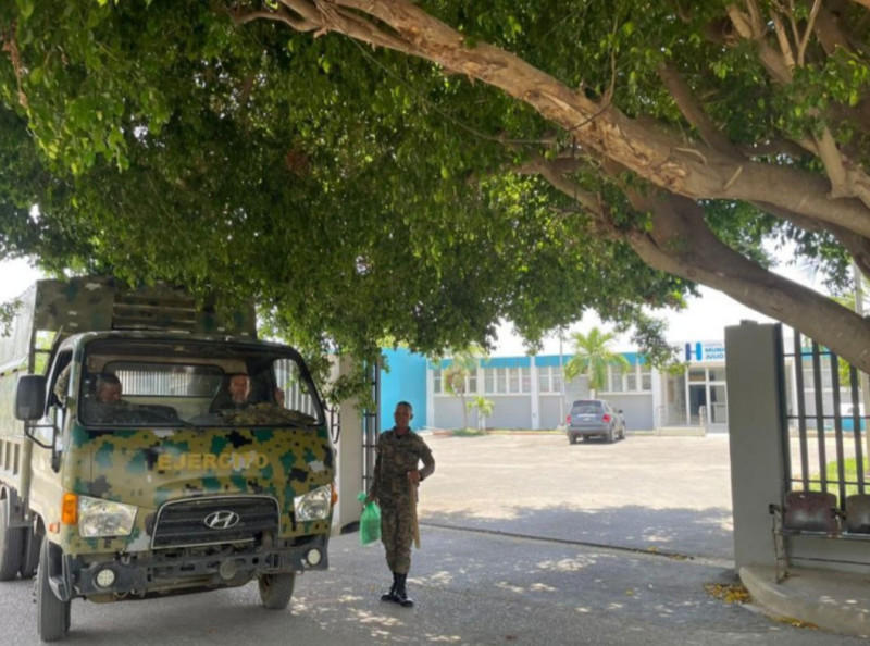 Militares dominicanos custodian los hospitales, lo que infunde temor a los haitianos, por temor a ser repatriados.