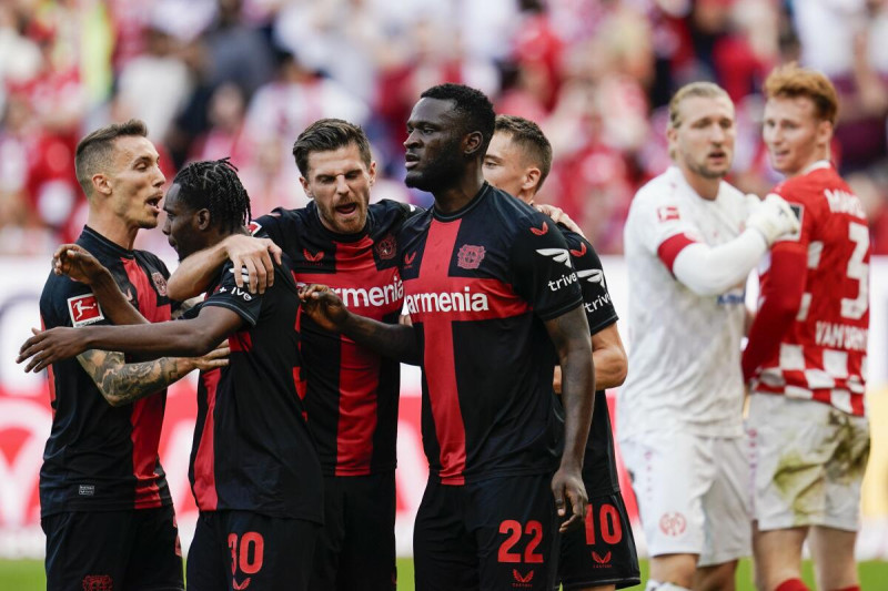 Jeremie Frimpong, Victor Boniface y otros jugadores del Bayer Levekrusen celebran después del autogol de Sepp van den Berg del Mainz en el encuentro de la Bundesliga.