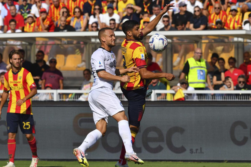 Hamza Rafia del Lecce pelea con Stanislav Lobotka del Napoli por el balón en el encuentro de la Serie A.