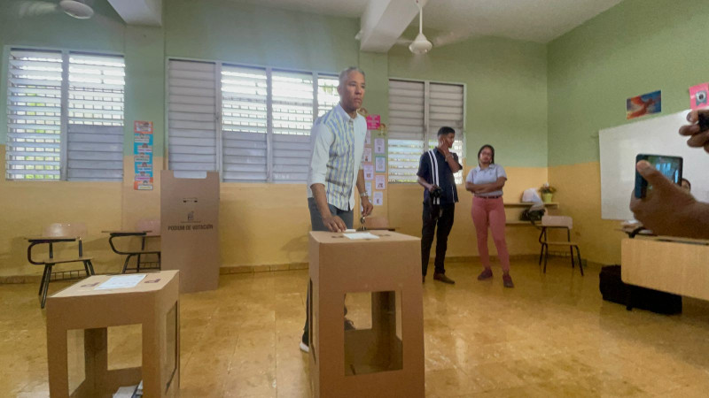 Ciudadanos asisten a los diferentes colegios electorales a ejercer su derecho al voto en las primarias del Partido Revolucionario Moderno
