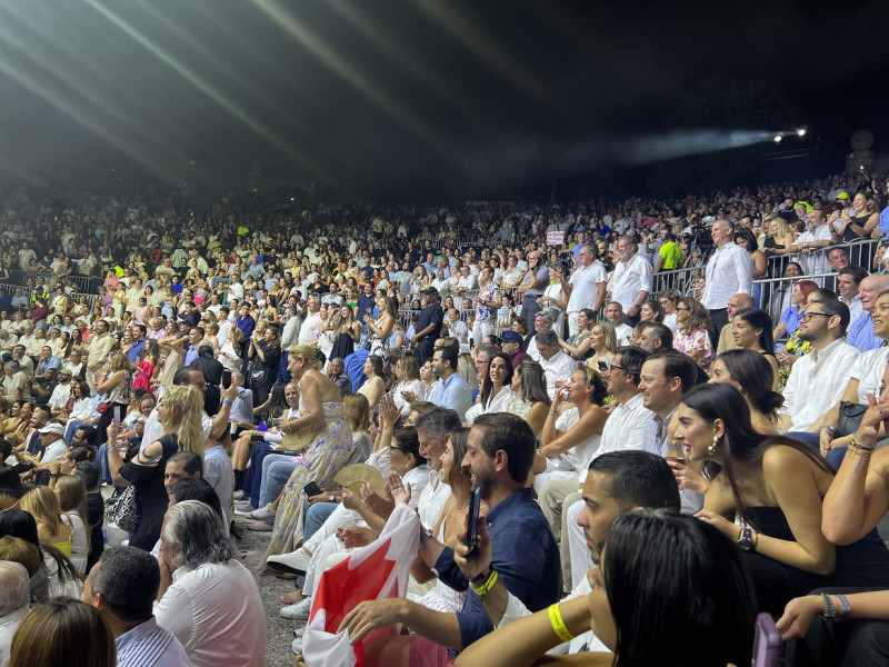 El público que fue a disfrutar de Michael Bublé abarrotó por completo las 5,500 localidades del anfiteatro de piedras de Altos de Chavón.