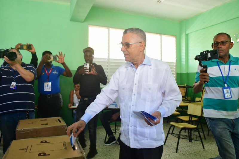 El precandidato a la alcaldía de Santo Domingo Este y actual alcalde del municipio, Manuel Jiménez, ejerce su derecho al voto en las primarias del Partido Revolucionario Moderno (PRM).
