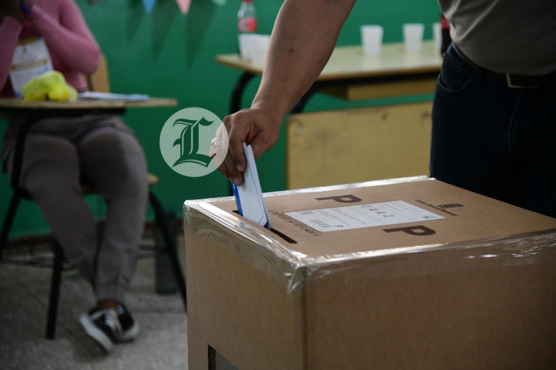 Un joven acude a realizar su derecho al voto en el Liceo Juan Pablo Duarte durante las Elecciones Primarias del Partido Revolucionario Moderno (PRM).