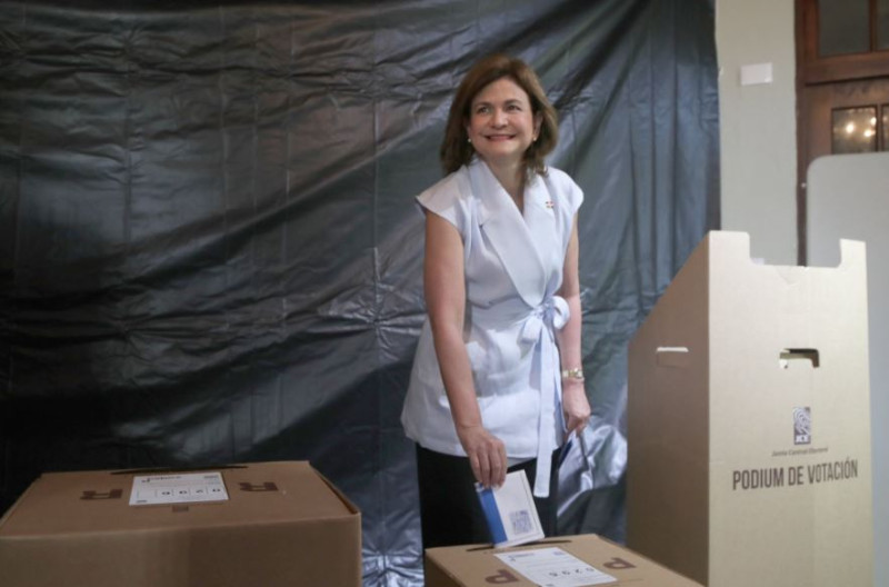 Raquel Peña, vicepresidenta de la República, ejerció su derecho al voto en Santiago