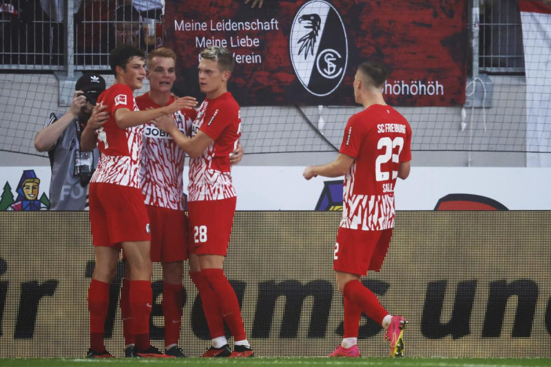 Philipp Lienhart celebra junto su anotación a sus compañeros del Friburgo durante el partido ante el FC Augsburg en el Europa-Park Stadion, en Friburgo, Alemania.