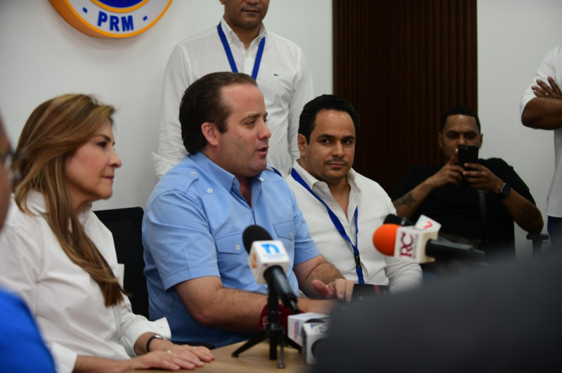 El presidente del Partido Revolucionario Moderno (PRM), José Ignacio Paliza, en compañía de la secretaria general, Carolina Mejía, durante una rueda de prensa en la Casa Nacional de esa organización.
