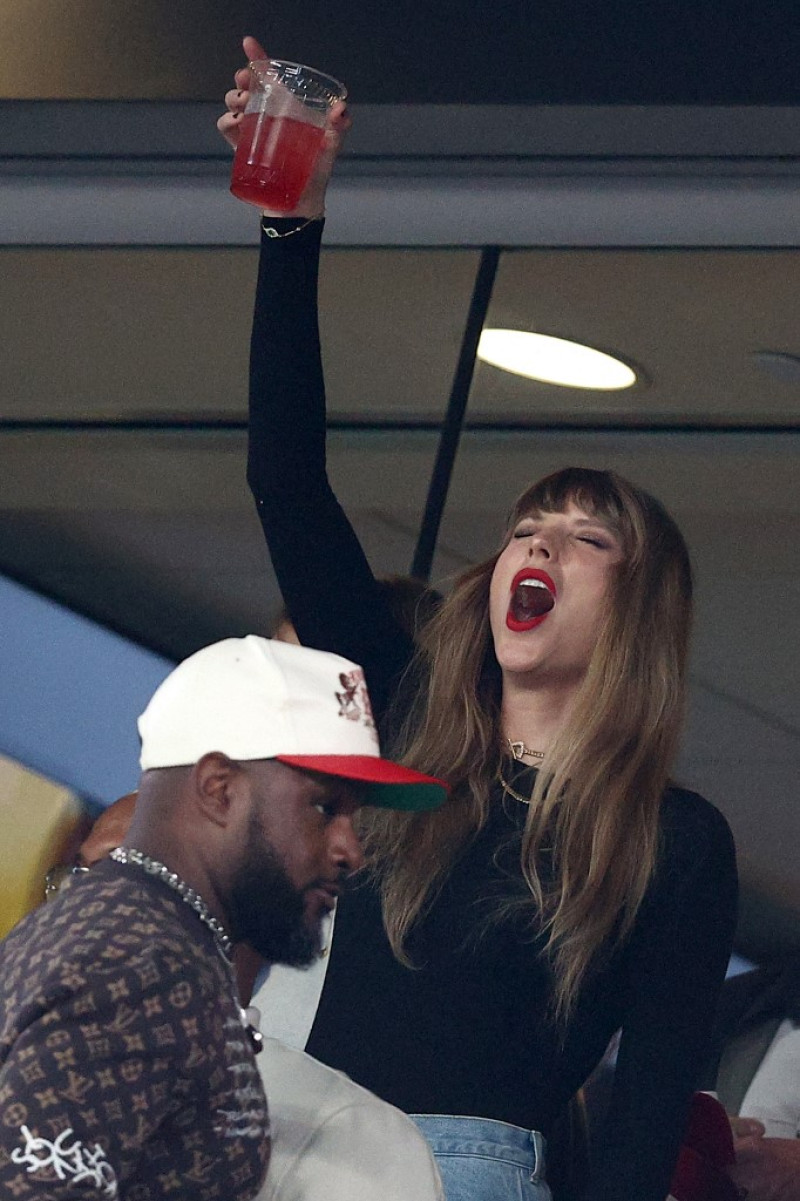 La cantante Taylor Swift aplaude antes del partido entre los Kansas City Chiefs