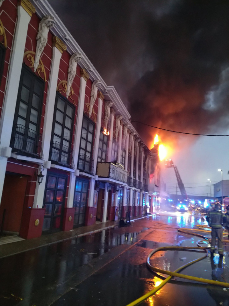 bomberos trabajan afuera de un club nocturno en llamas en Murcia