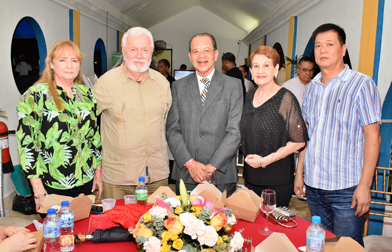 Mayda Balmaseda Soriege, Eduardo Klinger Pevida, Siquio Ng, Lidia de Collazo y William Chen.