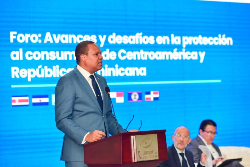 El director de Pro Consumidor, Eddy Alcántara, expone en el “Foro: Avances y Desafíos en la protección al consumidor de Centroamérica y República Dominicana”.