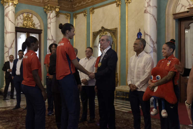 El presidente Luis Abinader junto a las jugadoras, entrenadores, asistentes y ejecutivos del voleibol dominicano al recibir en el Palacio Nacional a las Reinas del Caribe.