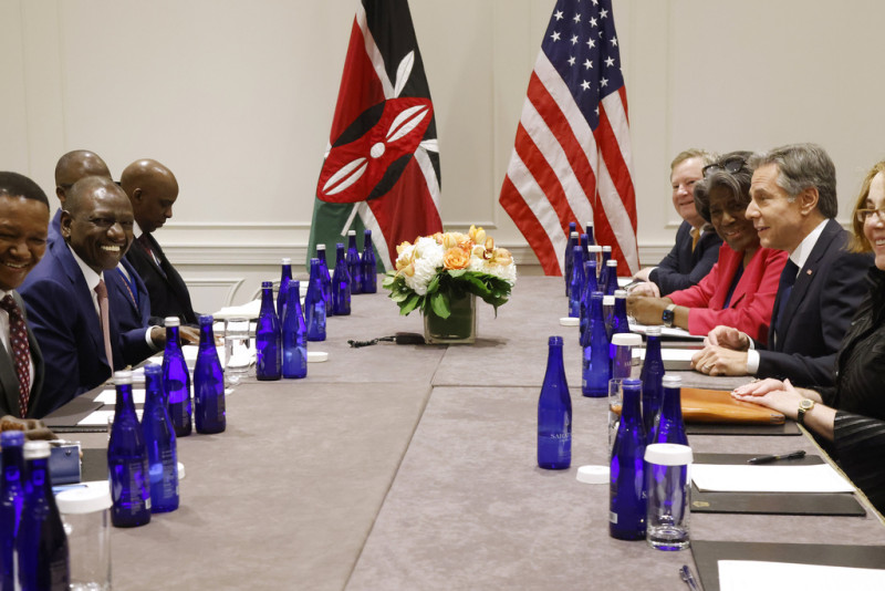 El secretario de Estado estadounidense Antony Blinken, derecha, se reúne con el presidente de Kenia, William Ruto, segundo izquierda, jueves 21 de setiembre de 2023 en Nueva York.