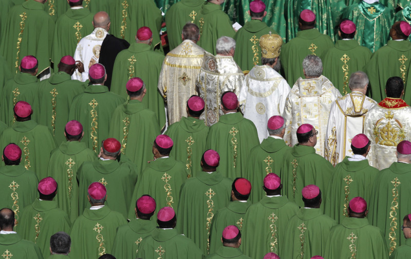 Obispos asisten a una misa celebrada por el Papa Francisco